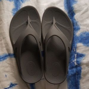 Oofos recovery shoes